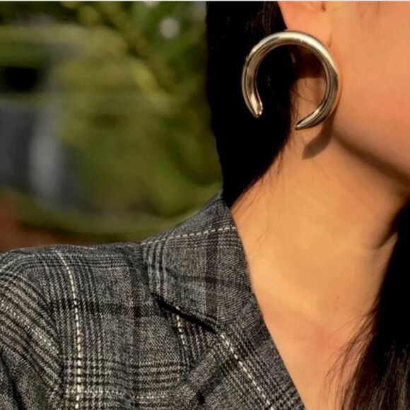 Vintage Gold Minimalist Chunky Horeshoe Hoop Earrings - Picture 3 of 5